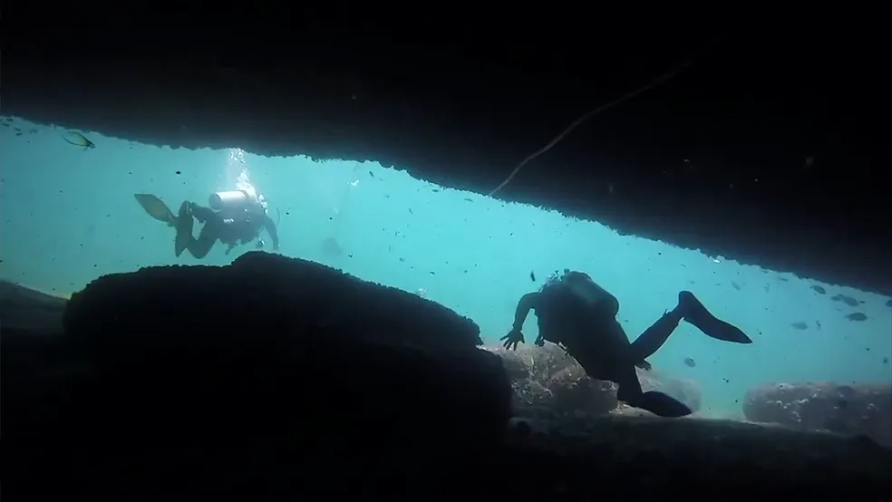 Gruta do Acaiá em Ilha Grande com pessoas mergulhando